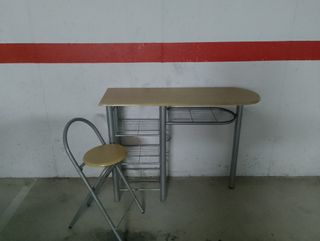 Tavolo da cucina con sgabello