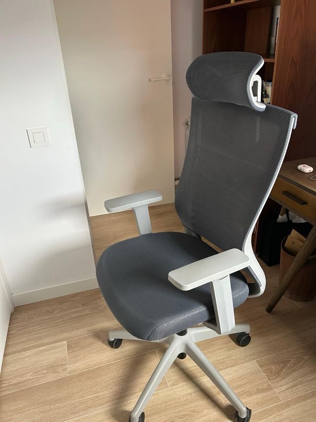 Silla de oficina ergonómica gris