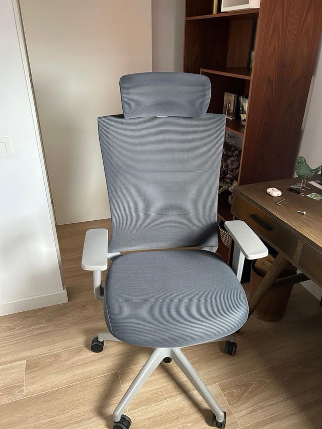 Silla de oficina ergonómica gris