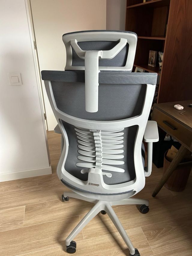 Silla de oficina ergonómica gris