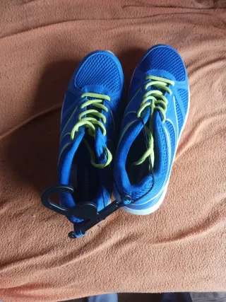 Zapatillas deportivas azules y verdes fosfórico