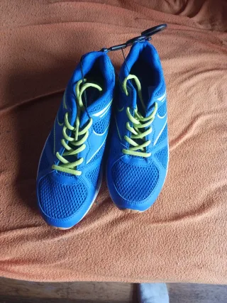Zapatillas deportivas azules y verdes fosfórico