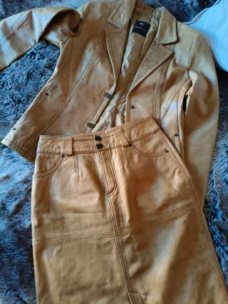 Traje de piel falda y chaqueta
