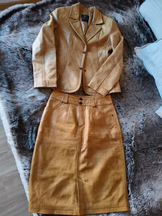 Traje de piel falda y chaqueta