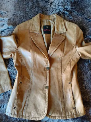 Traje de piel falda y chaqueta