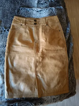 Traje de piel falda y chaqueta