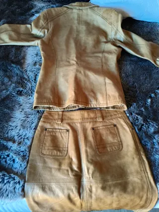 Traje de piel falda y chaqueta