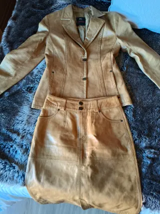 Traje de piel falda y chaqueta