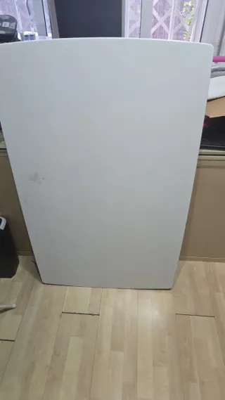 Mesa de comedor blanca de madera