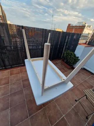 Mesa de comedor blanca de madera