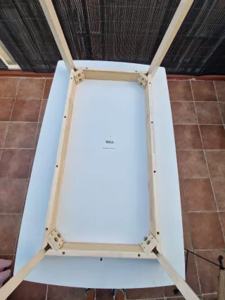 Mesa de comedor blanca de madera