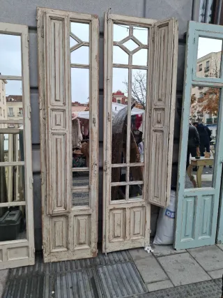 Puertas antiguas de madera con espejos