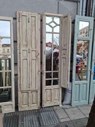 Puertas antiguas de madera con espejos