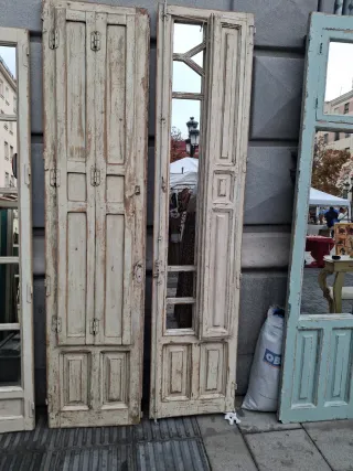 Puertas antiguas de madera con espejos
