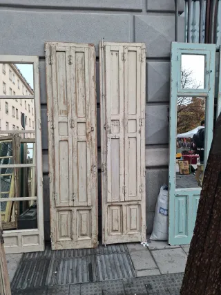 Puertas antiguas de madera con espejos