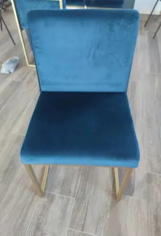 Silla de terciopelo azul y metal dorado