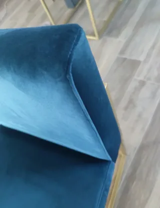 Silla de terciopelo azul y metal dorado