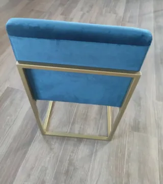 Silla de terciopelo azul y metal dorado