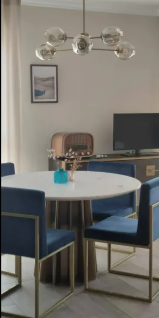 Silla de terciopelo azul y metal dorado