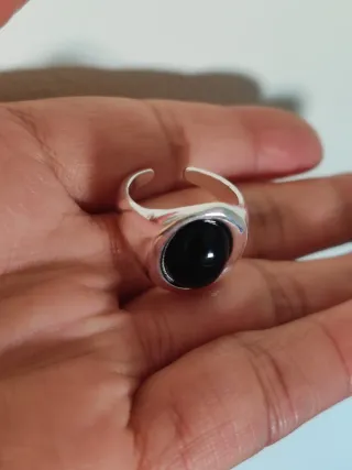 Anillo Plateado con Piedra Negra Ovalada