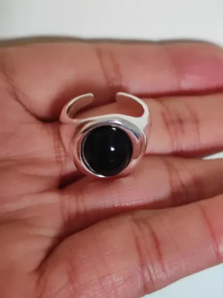 Anillo Plateado con Piedra Negra Ovalada