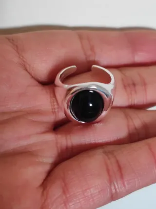 Anillo Plateado con Piedra Negra Ovalada