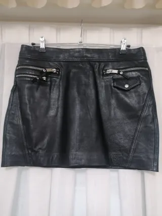Falda de piel negra con cremalleras