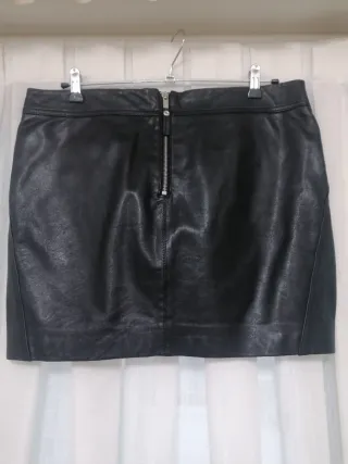 Falda de piel negra con cremalleras