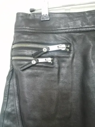 Falda de piel negra con cremalleras