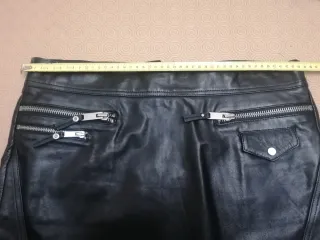 Falda de piel negra con cremalleras