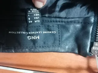 Falda de piel negra con cremalleras