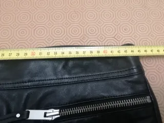 Falda de piel negra con cremalleras