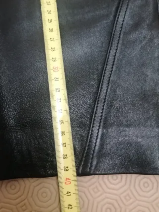 Falda de piel negra con cremalleras