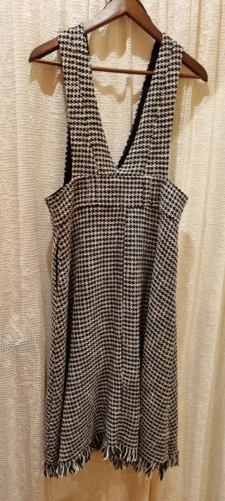 Falda con tirantes y botones