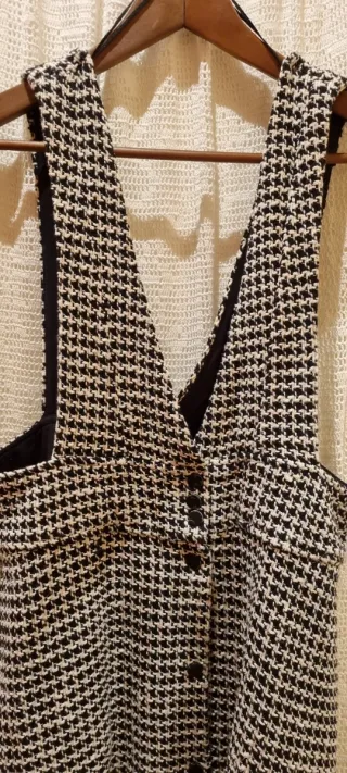 Falda con tirantes y botones