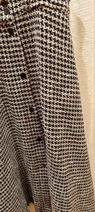 Falda con tirantes y botones