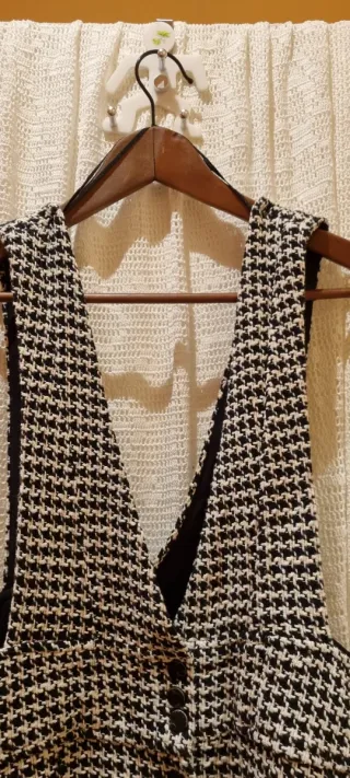 Falda con tirantes y botones