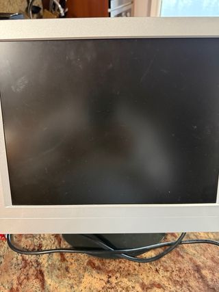 Pantalla de ordenador plata y negra