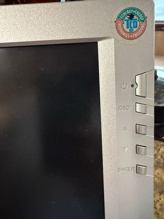 Pantalla de ordenador plata y negra