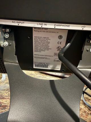 Pantalla de ordenador plata y negra