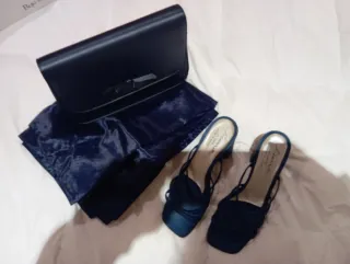 Conjunto: Chal, Sandalias y Bolso Azul