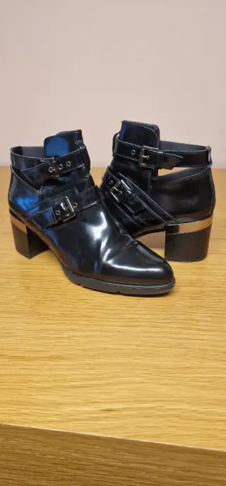 Botines negros con hebillas Piel- charol