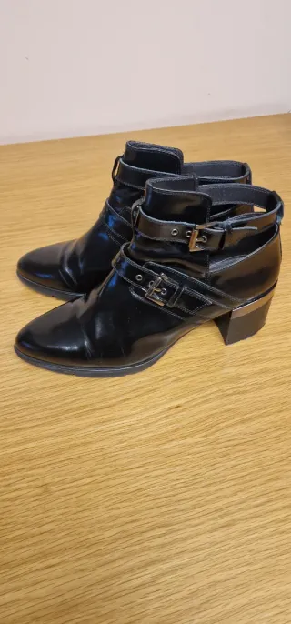 Botines negros con hebillas Piel- charol