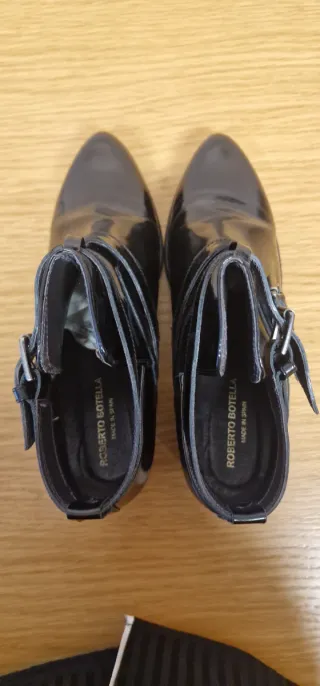 Botines negros con hebillas Piel- charol