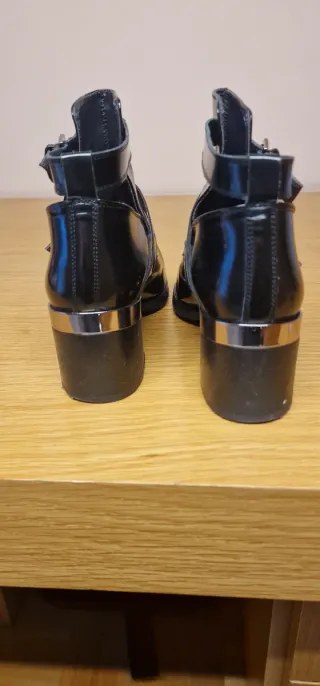 Botines negros con hebillas Piel- charol