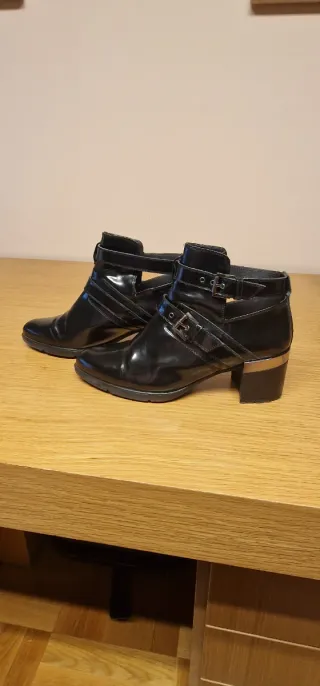 Botines negros con hebillas Piel- charol