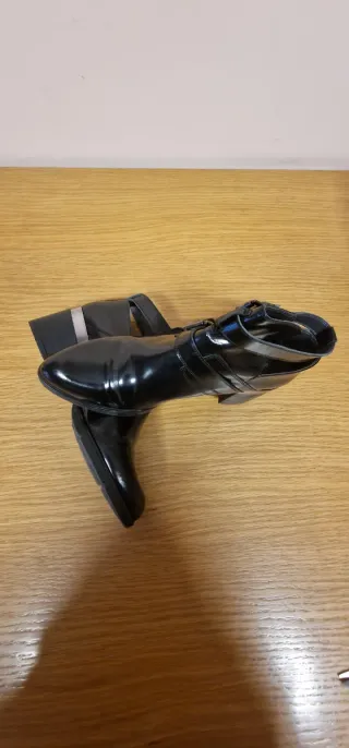 Botines negros con hebillas Piel- charol