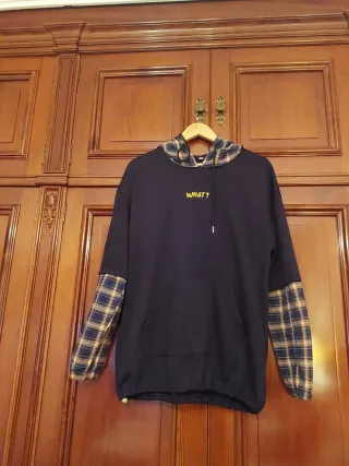 Sudadera azul con estampado