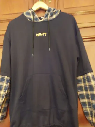 Sudadera azul con estampado