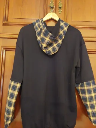 Sudadera azul con estampado